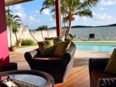 chambre à louer dans villa les pieds dans l'eau avec piscine & accès direct mer