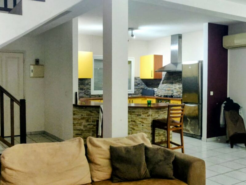 chambre à louer dans villa les pieds dans l'eau avec piscine & accès direct mer