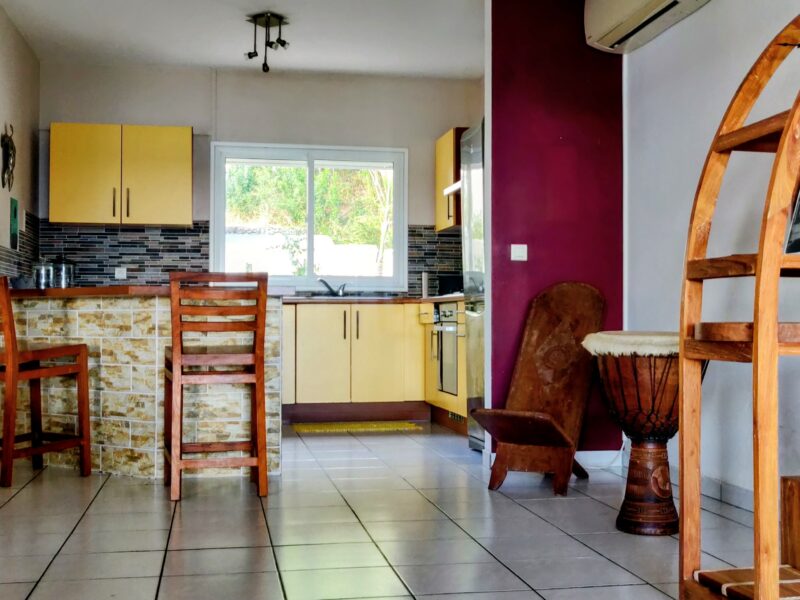 chambre à louer dans villa les pieds dans l'eau avec piscine & accès direct mer