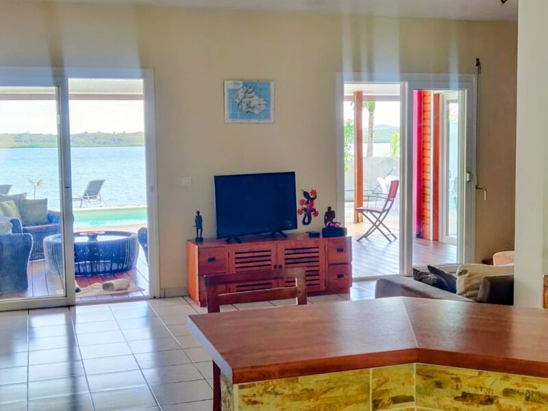 chambre à louer dans villa les pieds dans l'eau avec piscine & accès direct mer