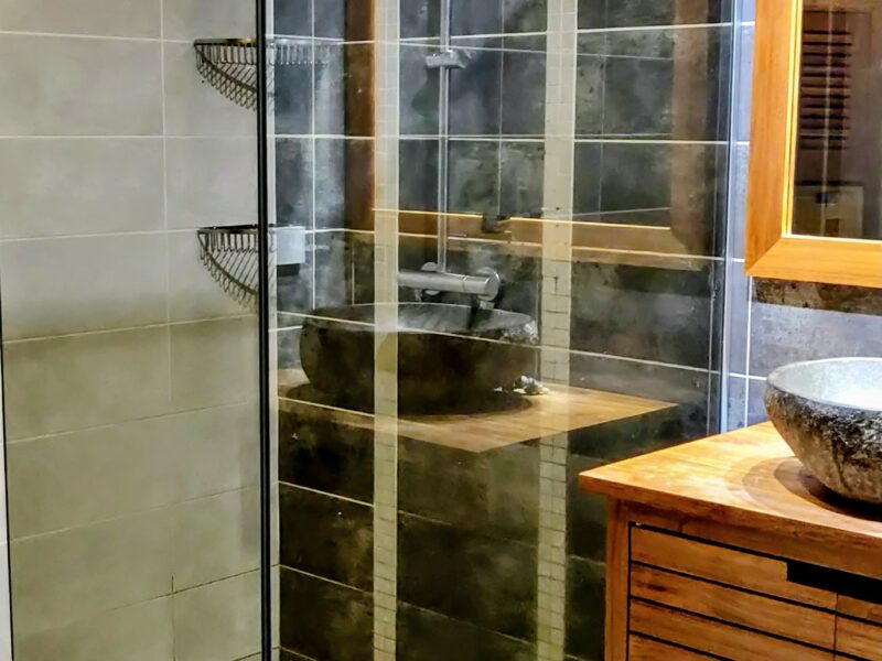 chambre à louer dans villa les pieds dans l'eau avec piscine & accès direct mer