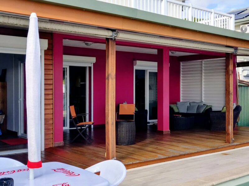 chambre à louer dans villa les pieds dans l'eau avec piscine & accès direct mer