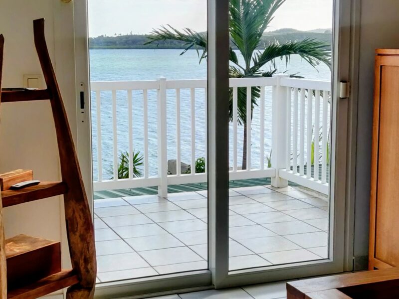 chambre à louer dans villa les pieds dans l'eau avec piscine & accès direct mer