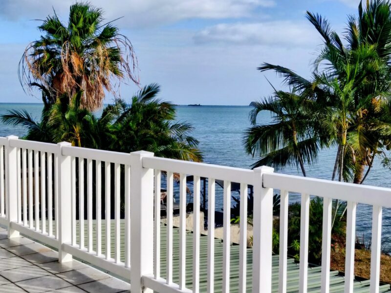 chambre à louer dans villa les pieds dans l'eau avec piscine & accès direct mer