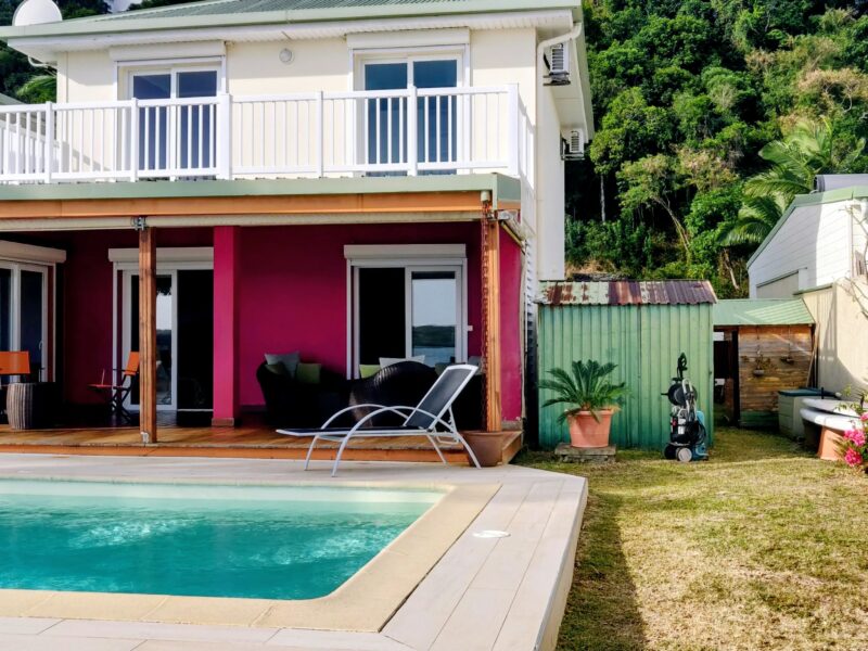 chambre à louer dans villa les pieds dans l'eau avec piscine & accès direct mer