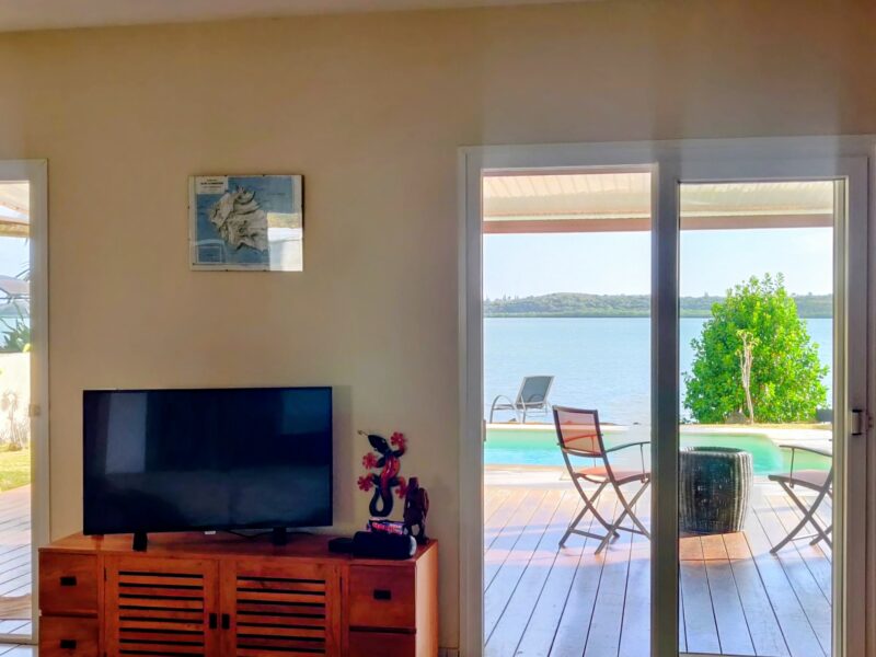 chambre à louer dans villa les pieds dans l'eau avec piscine & accès direct mer